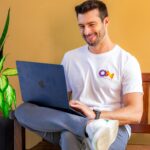 Como a Community Force melhora a experiência em canais digitais 5 homem trabalhando home office camisa on branca