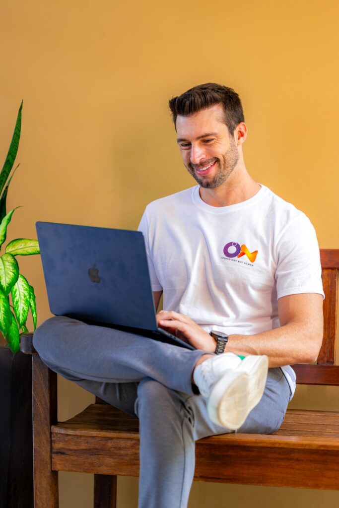 homem trabalhando home office camisa on branca