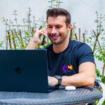 homem trabalhando home office camisa on preta