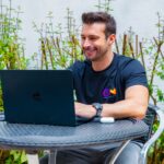 homem trabalhando home office camisa on preta 2
