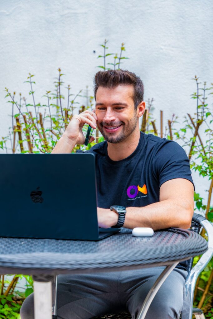 homem trabalhando home office camisa on preta