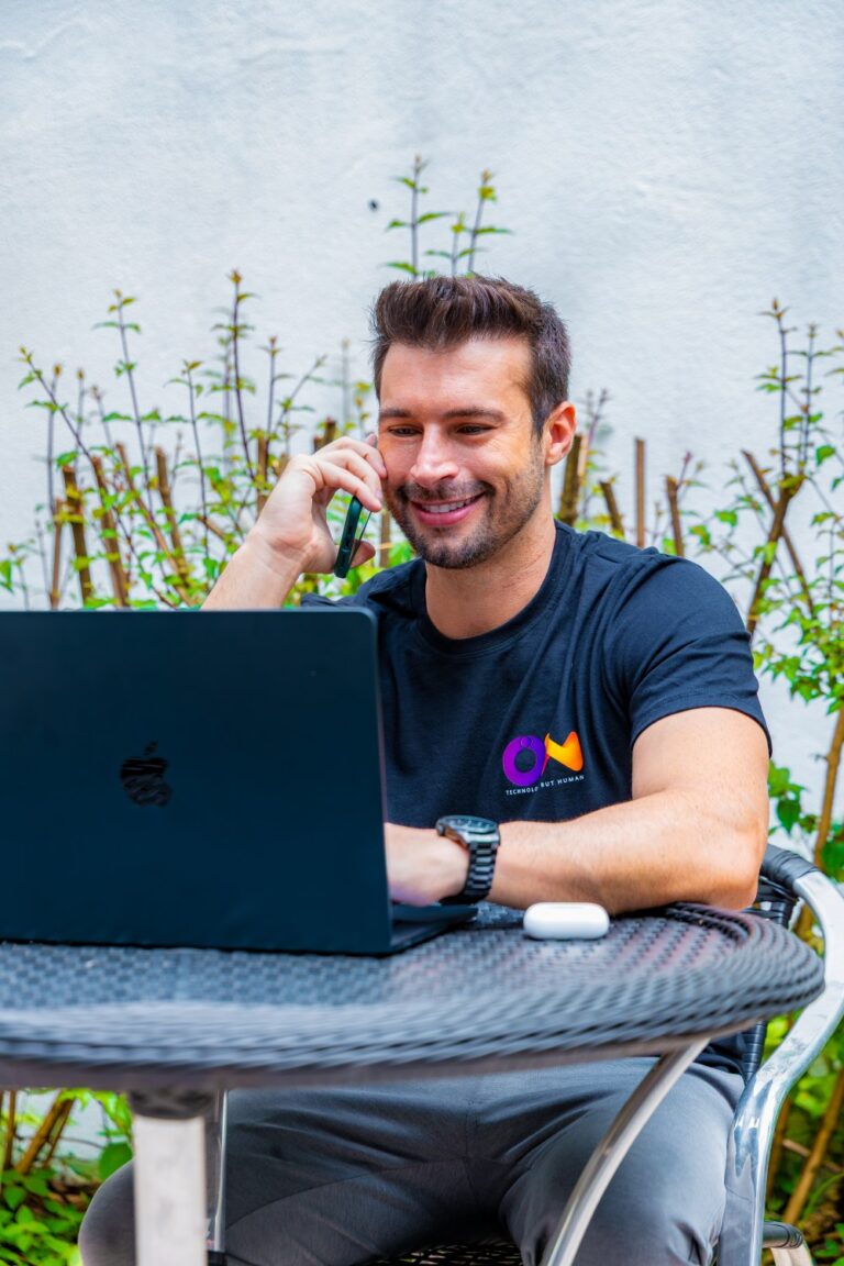 homem trabalhando home office camisa on preta
