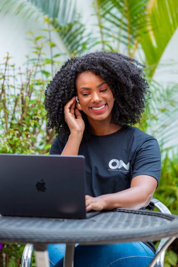 mulher morena trabalhando home office camisa preta