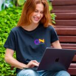 mulher trabalhando home office camisa on laptop