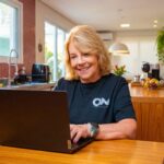 senhora trabalhando home office camisa on 2 expandido