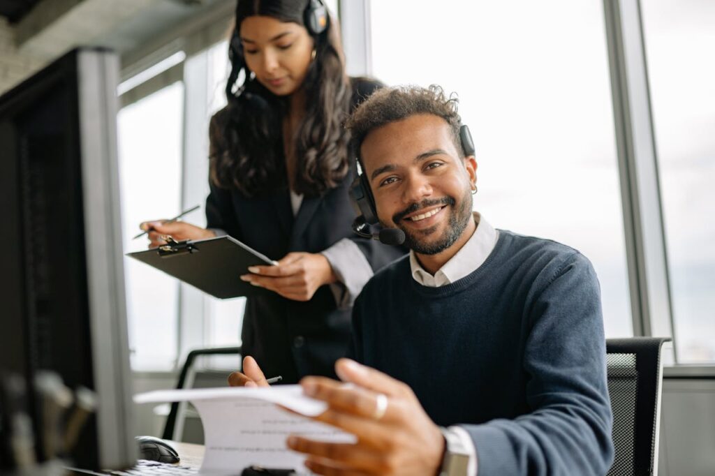 Fórum de suporte ao cliente e como criar uma comunidade engajada 2 ilustração equipe atendimento ao cliente colaborativo